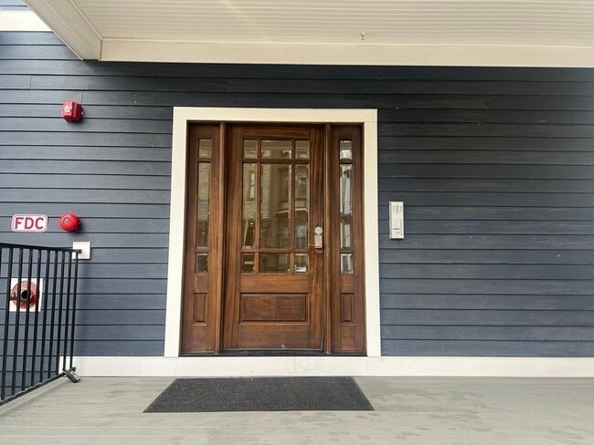 Building Photo - 360 Meridian St