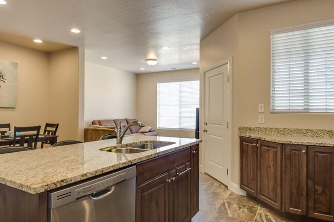 Building Photo - Spacious 3 Bedroom Home