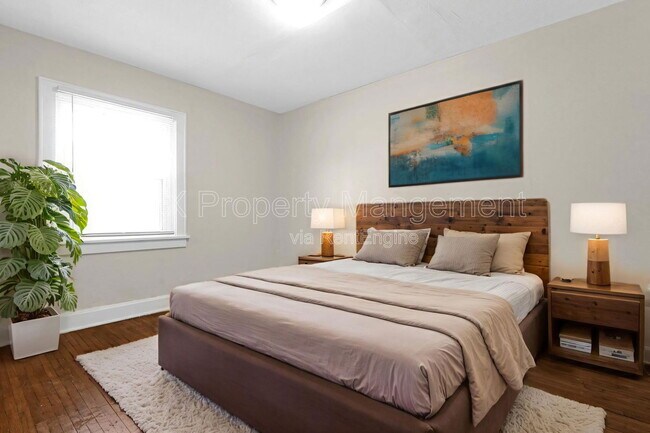 Building Photo - 1656 E Sycamore St