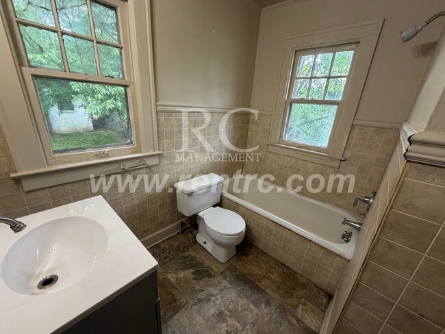Building Photo - 625.5 Commercial-