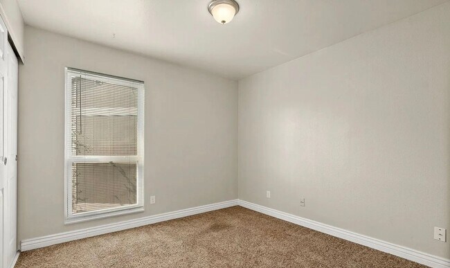Building Photo - Spacious Centennial Condo