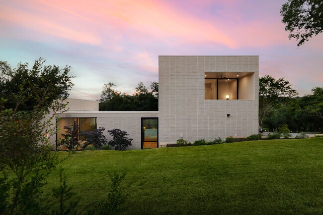 Building Photo - 5205 Scenic View Dr