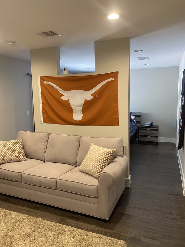 Building Photo - 935 La Posada Dr