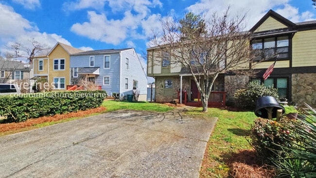 Building Photo - 2 Bed/2 Bath Home with Fenced Yard /Available now!