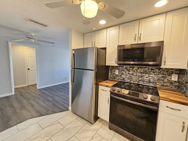 Building Photo - Annual Unfurnished 3 Bedroom 2 Bathroom Si...
