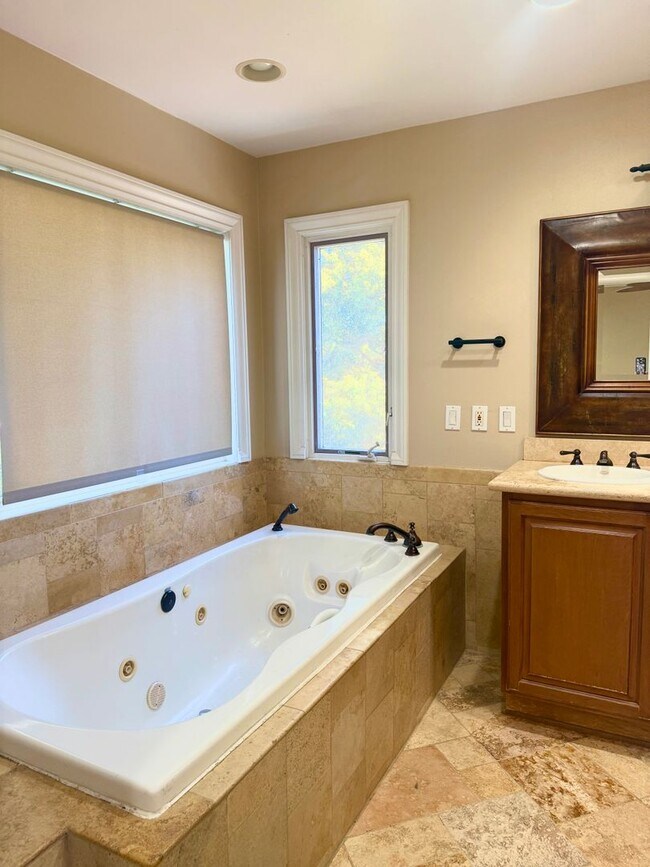 Building Photo - MUST SEE 6 BEDROOM 3 BATH HOUSE - SOUTH TO...