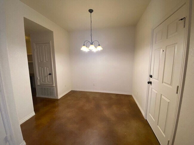 Building Photo - 504 Karey Dr