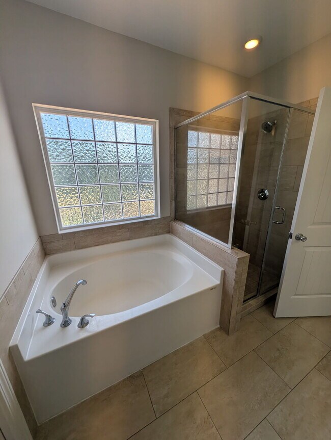 Building Photo - "Charming 4-Bedroom Gem in Niceville with Granite Elegance – 2046 Sq Ft of Comfort!"