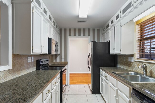 Building Photo - 2013 Fox Ridge Rd