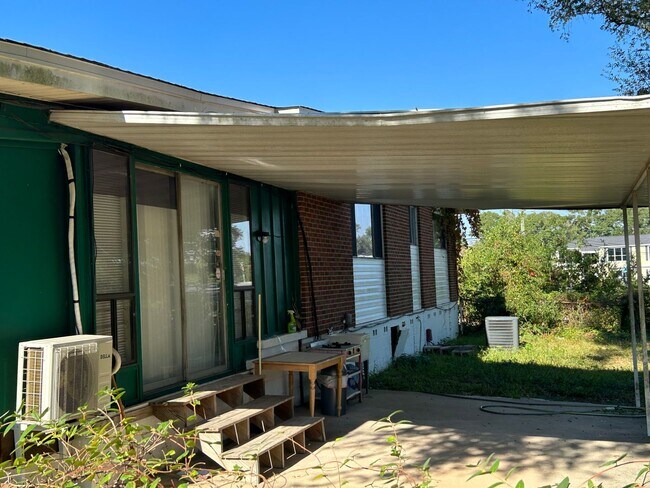 Building Photo - 4BR/3BA located close to Sacred Heart Hosp...