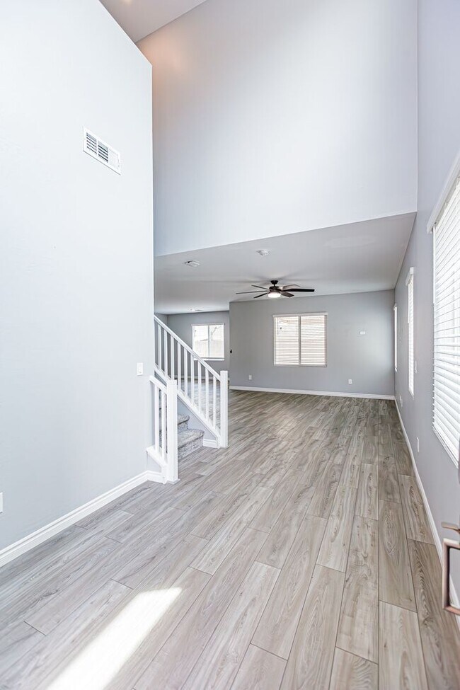 Building Photo - Beautiful 2 story Home