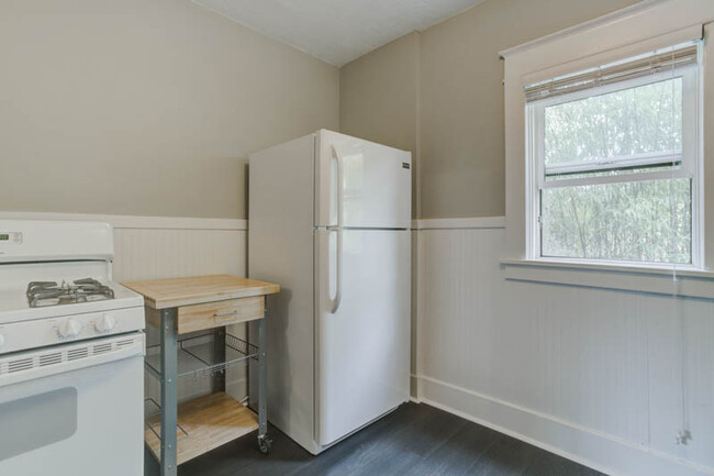 Building Photo - St. Johns: Gorgeous Renovated Studio Ready...
