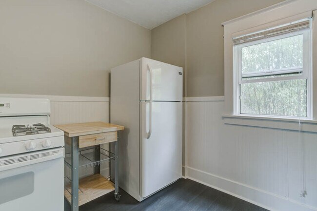 Building Photo - St. Johns Gorgeous Renovated Top Floor Studio