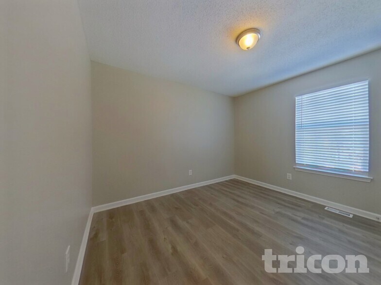 Building Photo - 210 Legend Dr