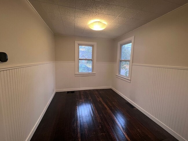 Building Photo - Adorable 2 bedroom with a bonus room!