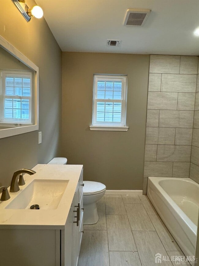 Building Photo - 17 Thomas St