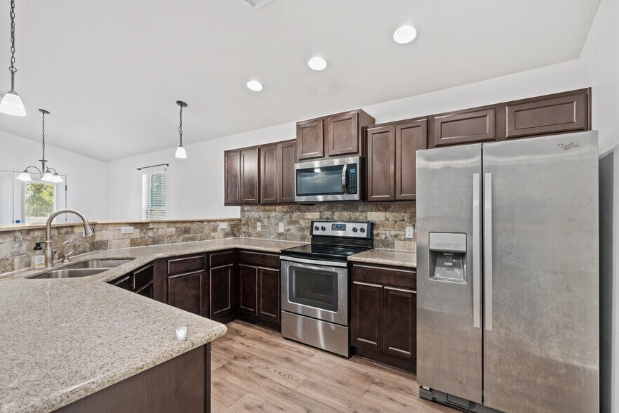 Building Photo - 5555 Peach Dr