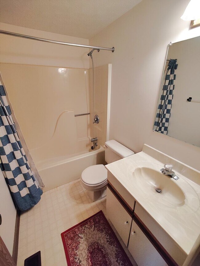 Building Photo - *Spacious & Conveniently Located 3BD/2.5BA Townhouse Available in Bethel Park*