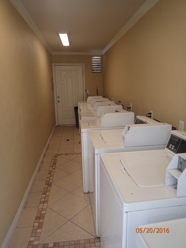 Building Photo - 2-Bed/1-Bath Condo w/Pool