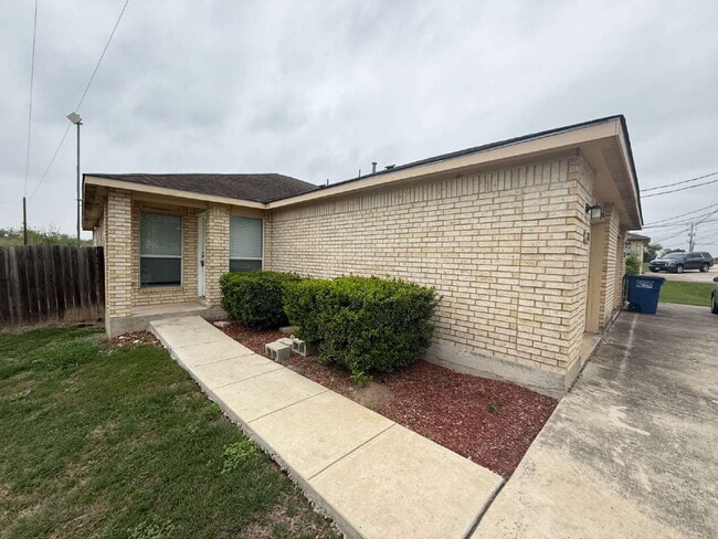 Primary Photo - Spacious 3 Bedroom, 2 Bath Duplex with 1-C...