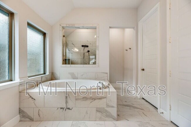 Building Photo - 332 Oak Hollow Way