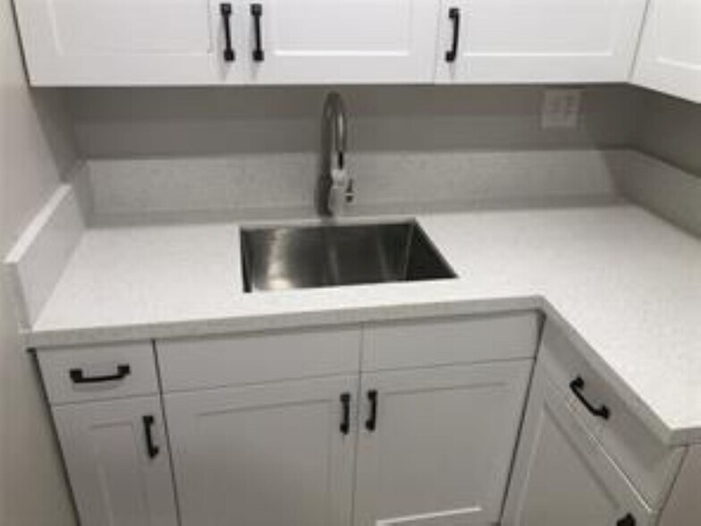 Building Photo - 200 S Birch Rd