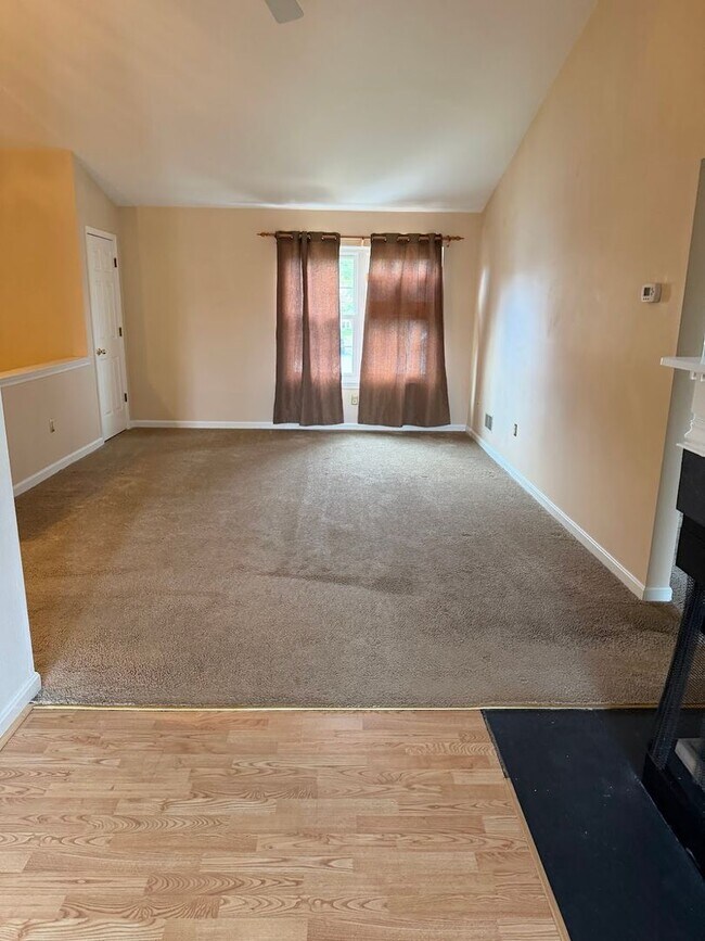 Building Photo - Great ‘Seven Oaks’ Condo