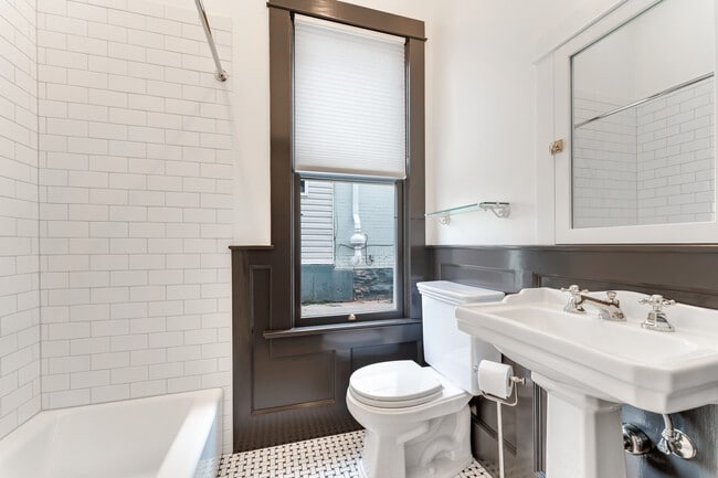 Building Photo - 731 E Linden Ave