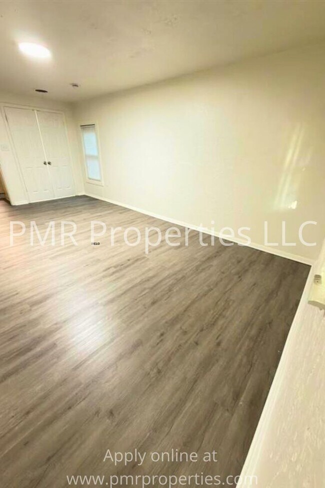 Building Photo - 4 Bedrooms / 2 Bathrooms House