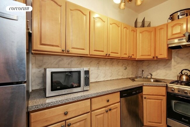 Building Photo - 103 W 74th St
