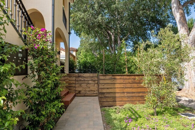 Building Photo - Stunning brand new construction, modern lu...