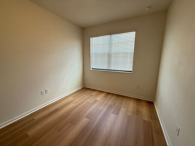 Building Photo - 4/2 Orlando Townhome