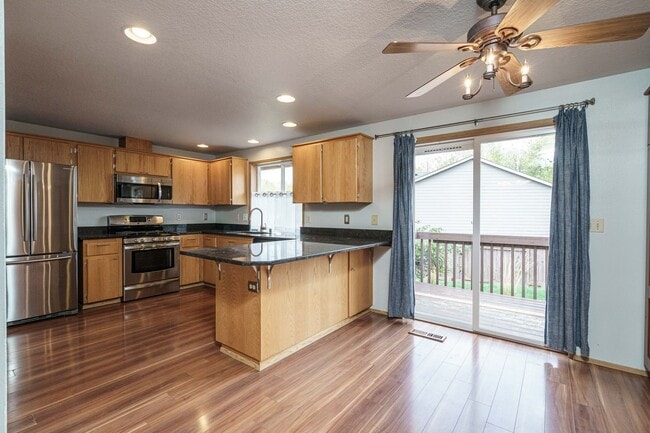 Building Photo - 3 Bedroom 2.5 Bath with workshop and fence...