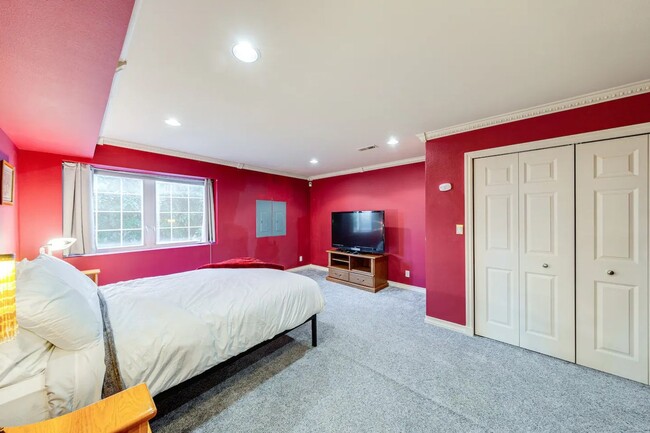 Building Photo - Fully Furnished Daylight Basement 2 Bedroo...