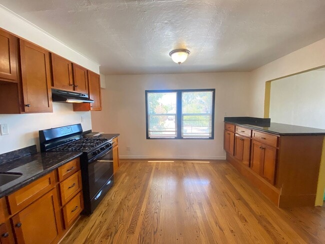 Building Photo - Advent - Low Deposit W/ Laundry & Detached...