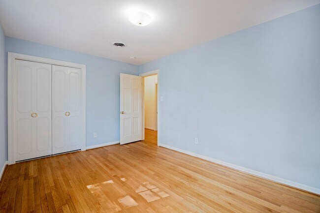Building Photo - 2401 Scarsborough Dr