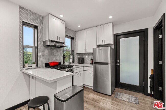 Building Photo - 28207 Laura La Plante Dr