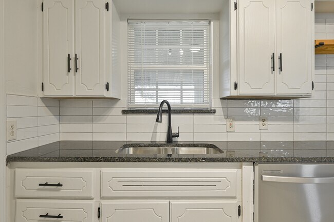 Building Photo - 713 NE 34th Terrace