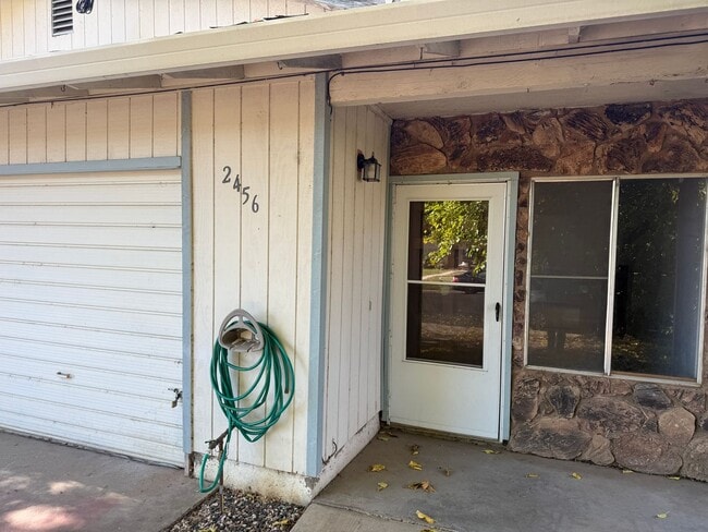 Building Photo - 2 Bedroom 1 bath Duplex