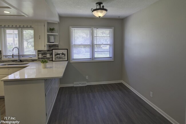Building Photo - WELCOME HOME!