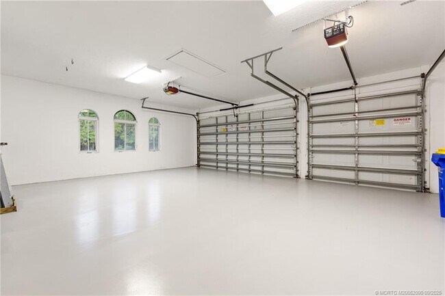Building Photo - 872 SW Squire Johns Ln