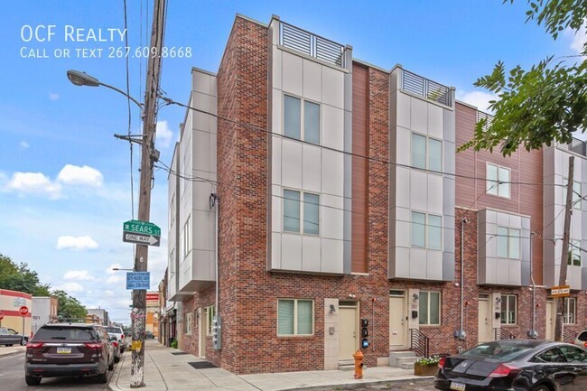 Building Photo - Modern Two Bed Bi-Level Apt w/ Finished Ba...