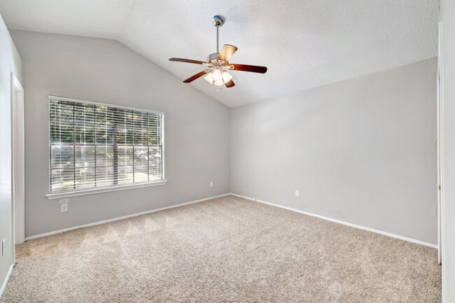 Building Photo - 2102 Bluebonnet Dr