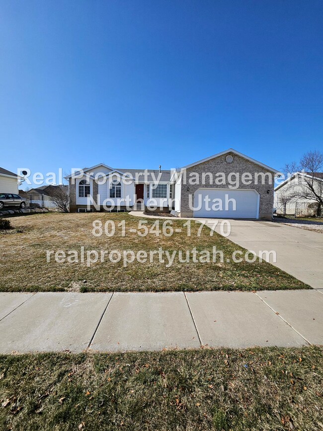 Building Photo - Stunning 4 Bedroom 3 Bath Syracuse Home