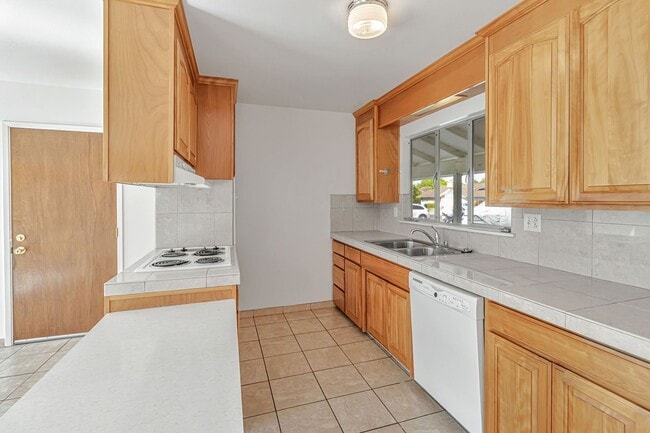 Building Photo - Charming 4-Bedroom 2-Bathroom Home in Sant...