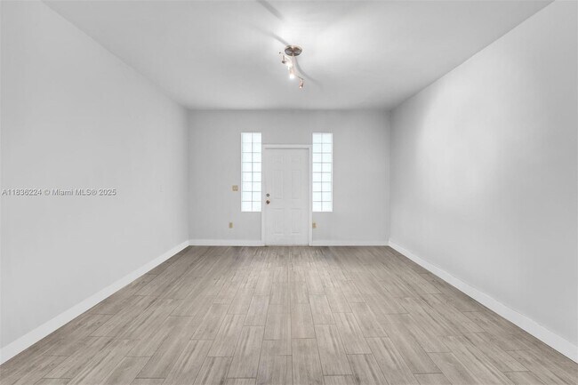 Building Photo - 1622 Bay Rd