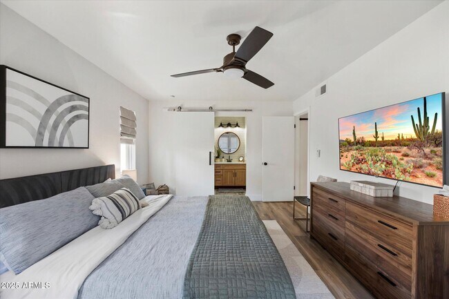 Building Photo - 1820 E Morten Ave