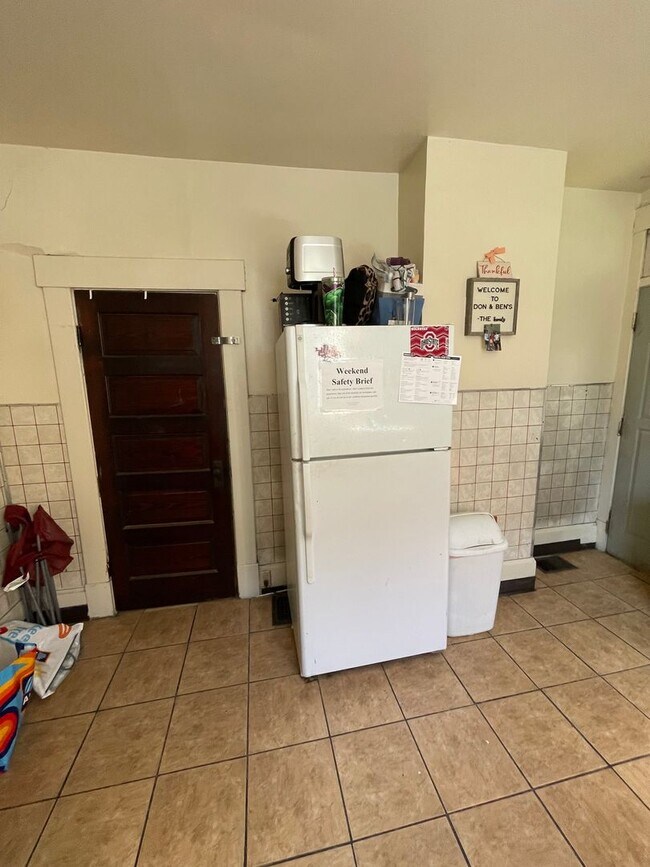 Building Photo - 3 bedroom 1 bath single family home with y...