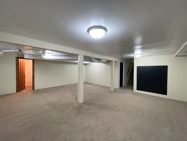 Building Photo - 11 E 27th Ave