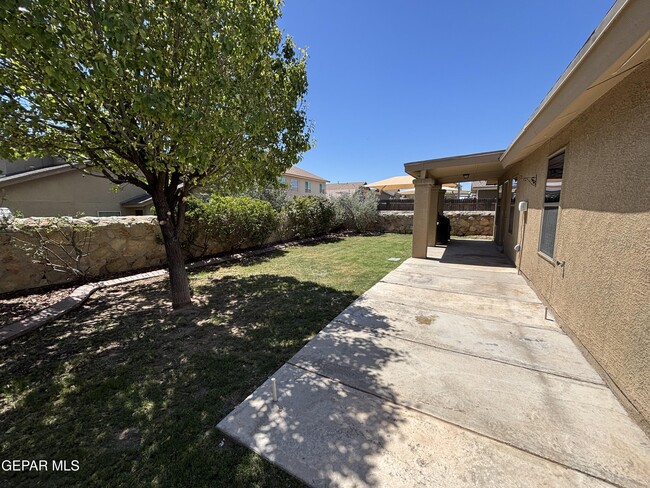 Building Photo - 11008 Cattle Ranch St